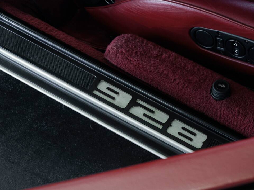 Image 47/50 of Porsche 928 GT (1989)