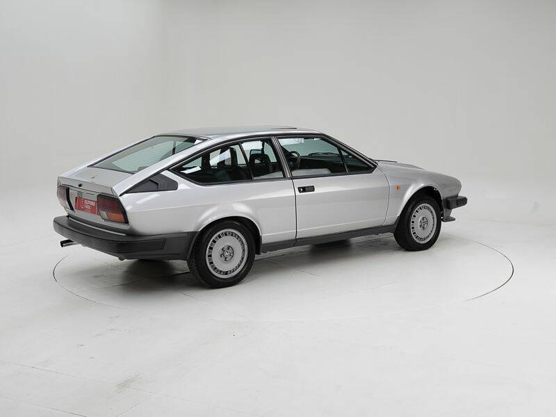 Bild 2/15 von Alfa Romeo GTV 6 2.5 (1982)
