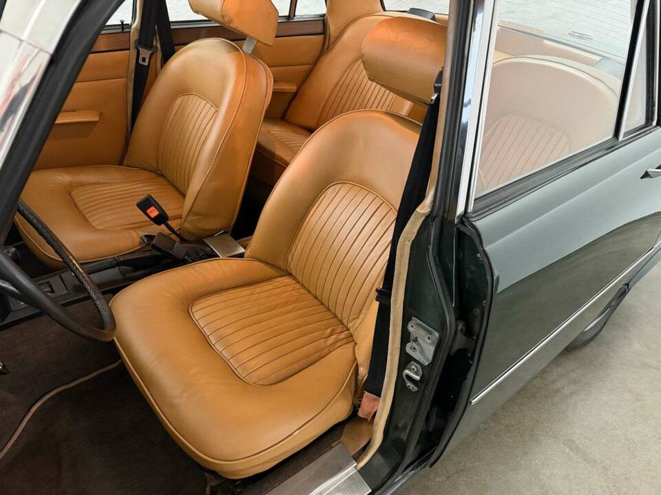 Image 16/26 of Rover 3500 (1970)