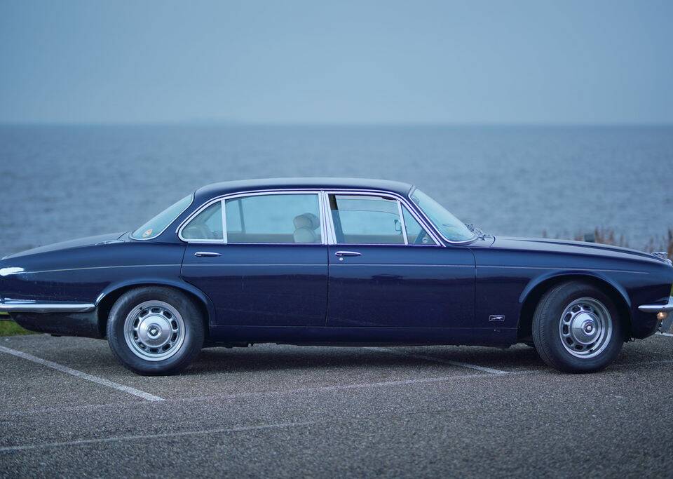 Image 12/26 de Jaguar XJ 6 L 4.2 (1976)
