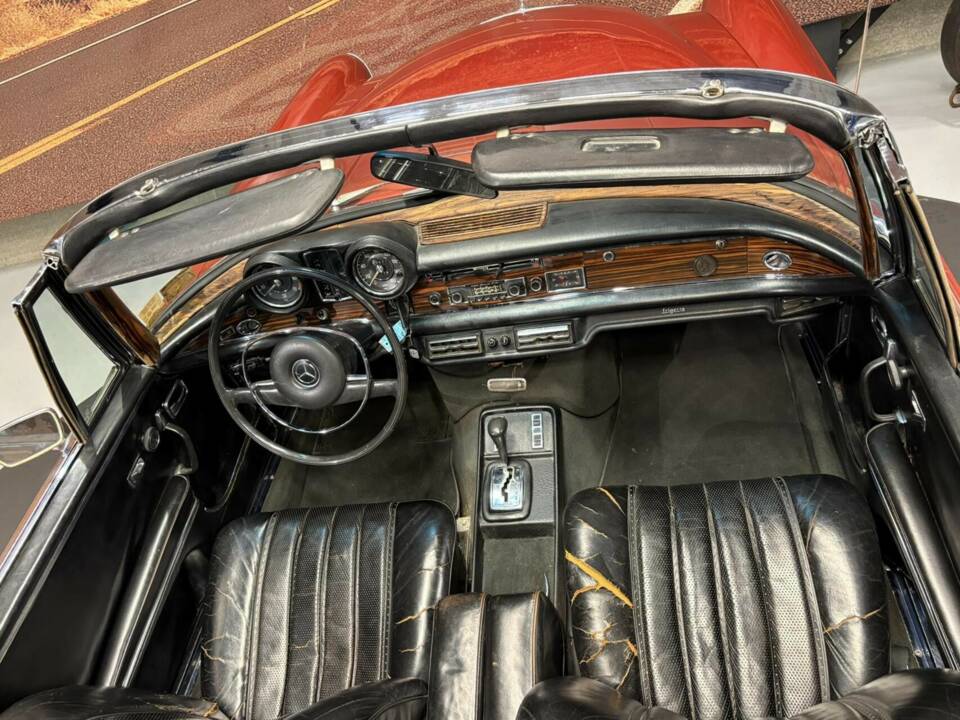 Image 25/49 de Mercedes-Benz 280 SE 3,5 (1971)