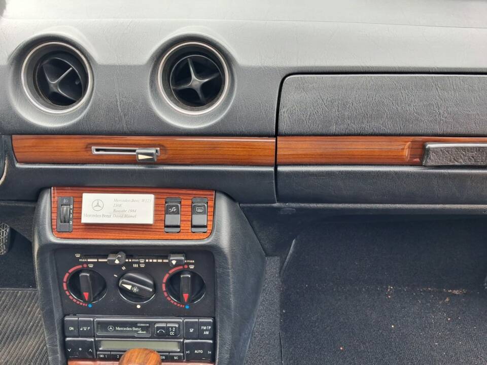Afbeelding 24/25 van Mercedes-Benz 230 E (1984)