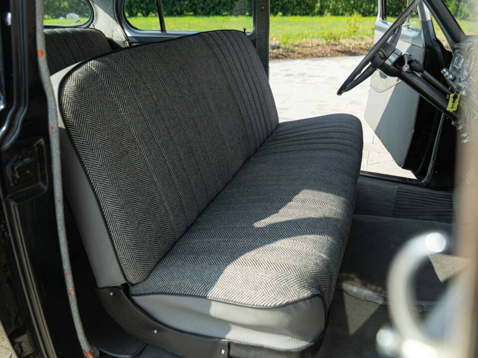 Image 33/50 of Dodge Coronet "Red Ram" (1953)