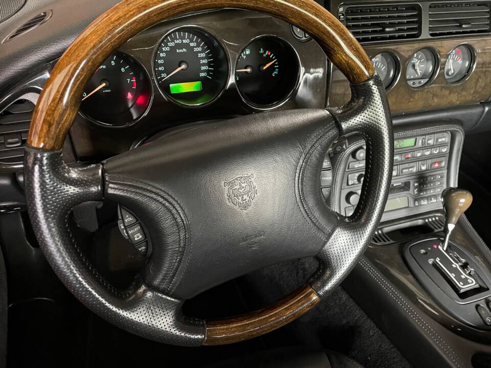 Image 9/14 of Jaguar XK8 4.0 (1999)