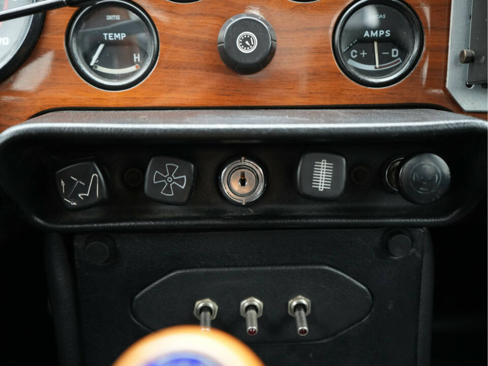 Image 15/33 of Triumph TR 6 (1969)