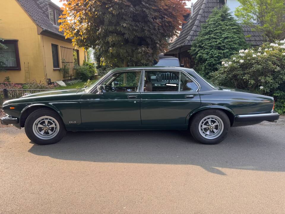 Image 4/8 of Jaguar XJ 6 4.2 (1985)