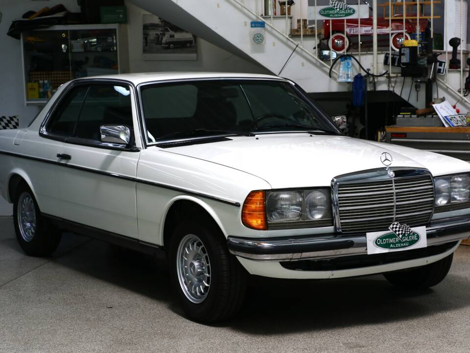 Bild 3/38 von Mercedes-Benz 230 CE (1984)