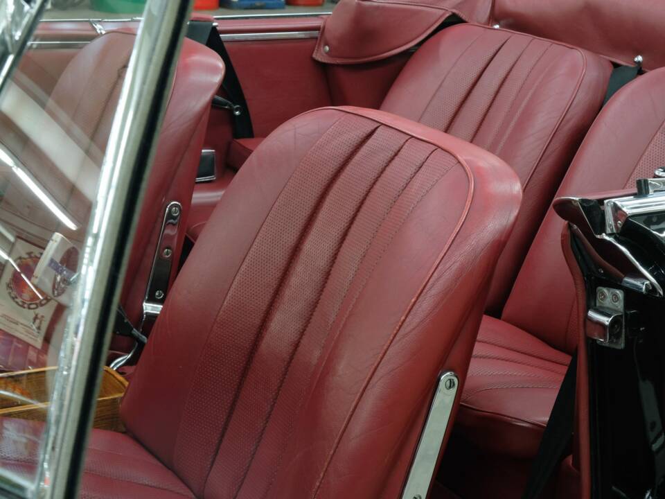 Image 30/50 of Mercedes-Benz 220 SE b (1963)