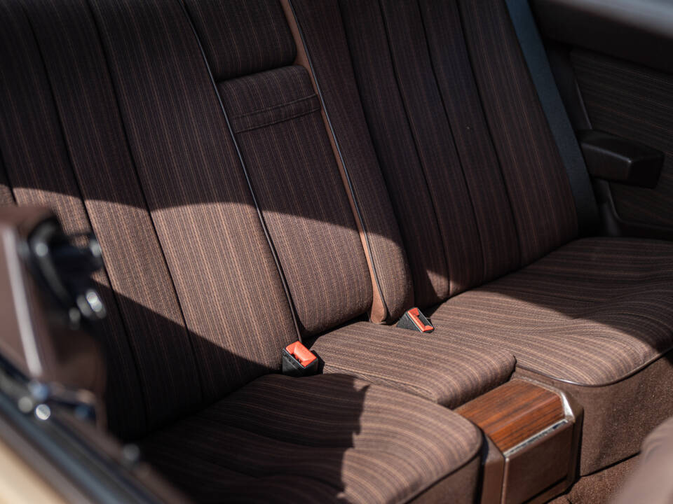 Image 38/40 of Mercedes-Benz 300 CE (1987)
