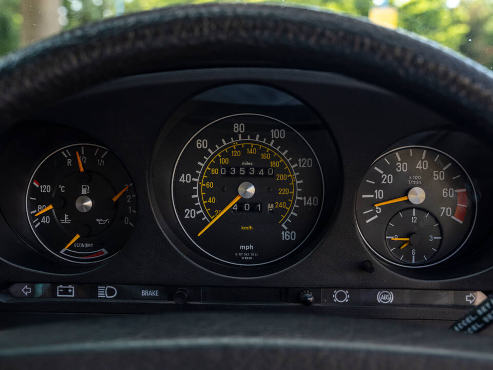 Image 16/23 of Mercedes-Benz 380 SL (1985)