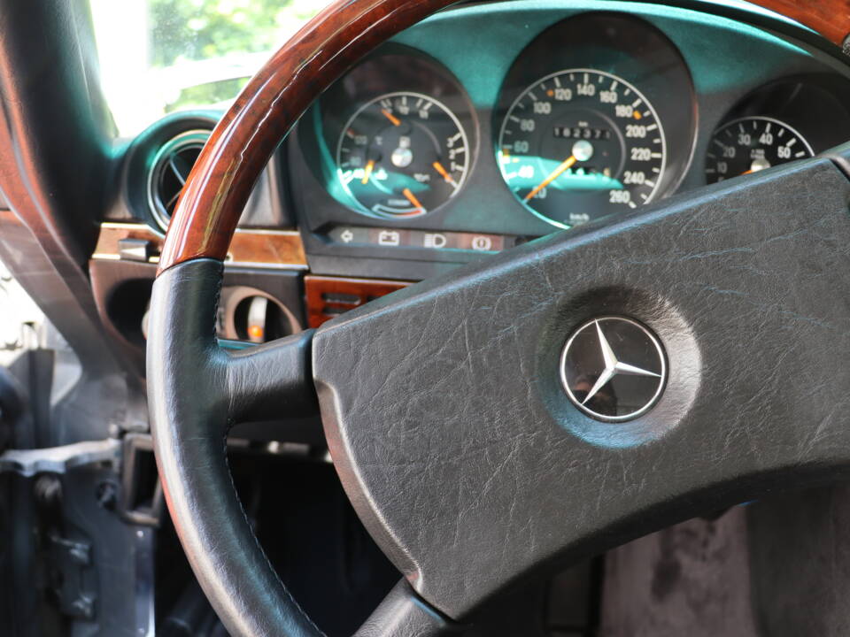 Image 52/59 of Mercedes-Benz 500 SLC (1980)