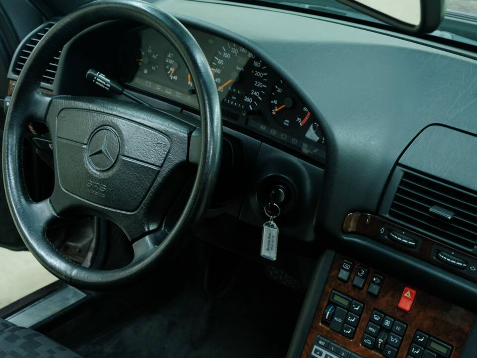 Bild 31/50 von Mercedes-Benz 400 SE (1991)
