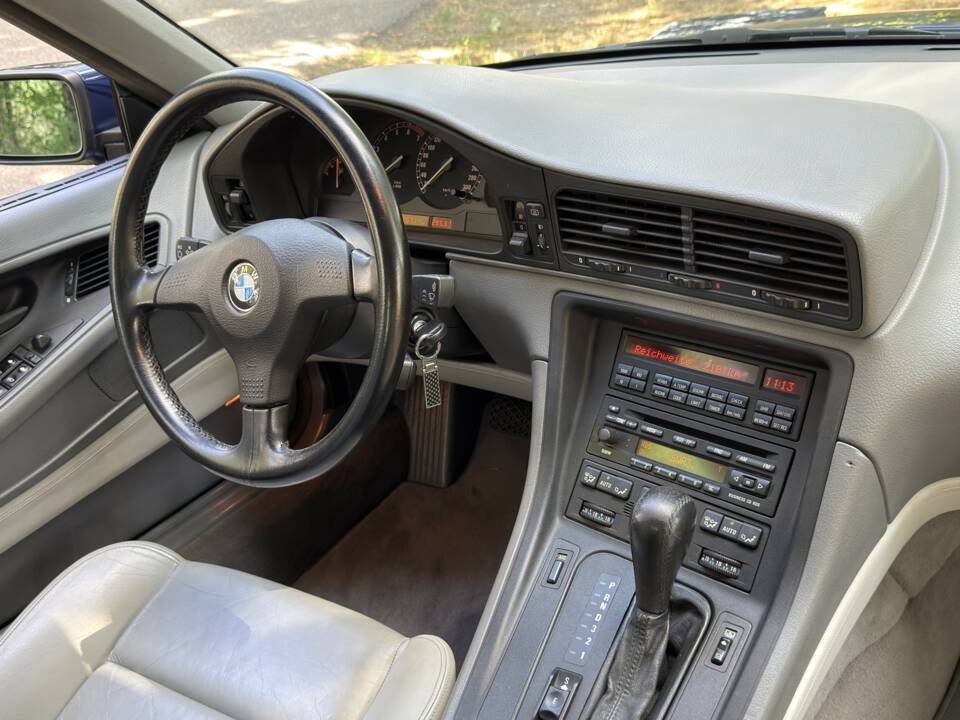 Image 17/22 of BMW 850i (1990)