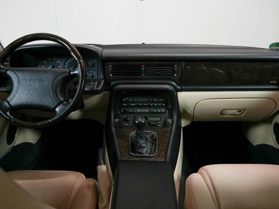 Image 2/50 of Jaguar XJR 4.0 (1995)