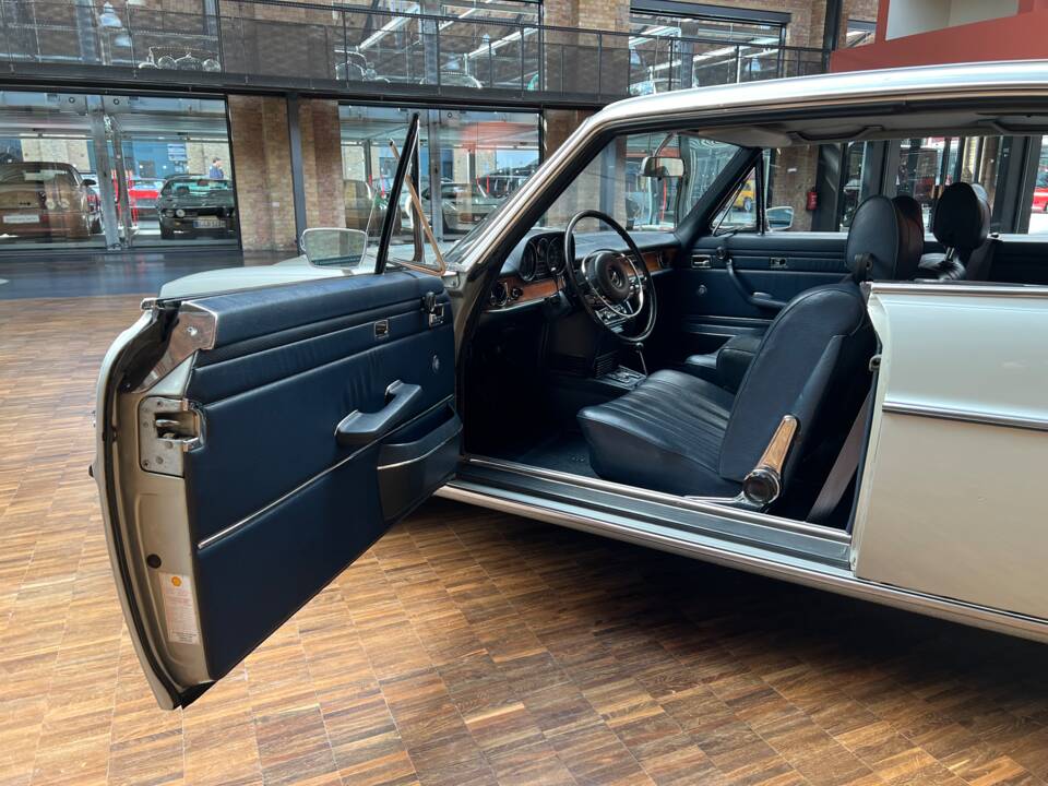 Image 14/41 de Mercedes-Benz 250 C (1970)