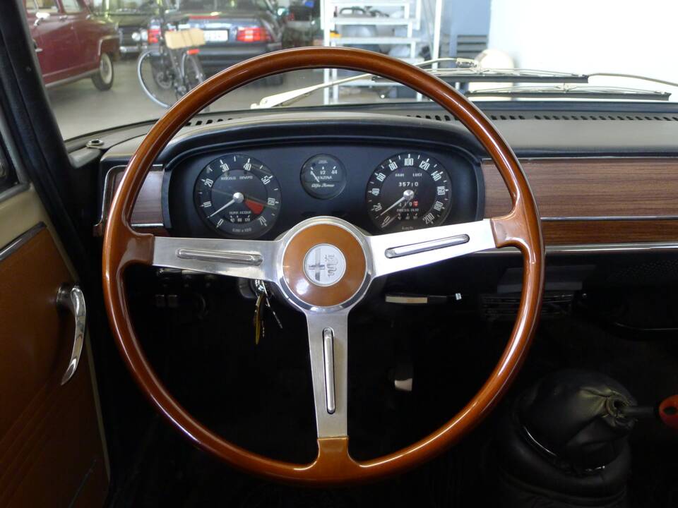 Image 2/26 of Alfa Romeo Giulia 1300 TI (1970)