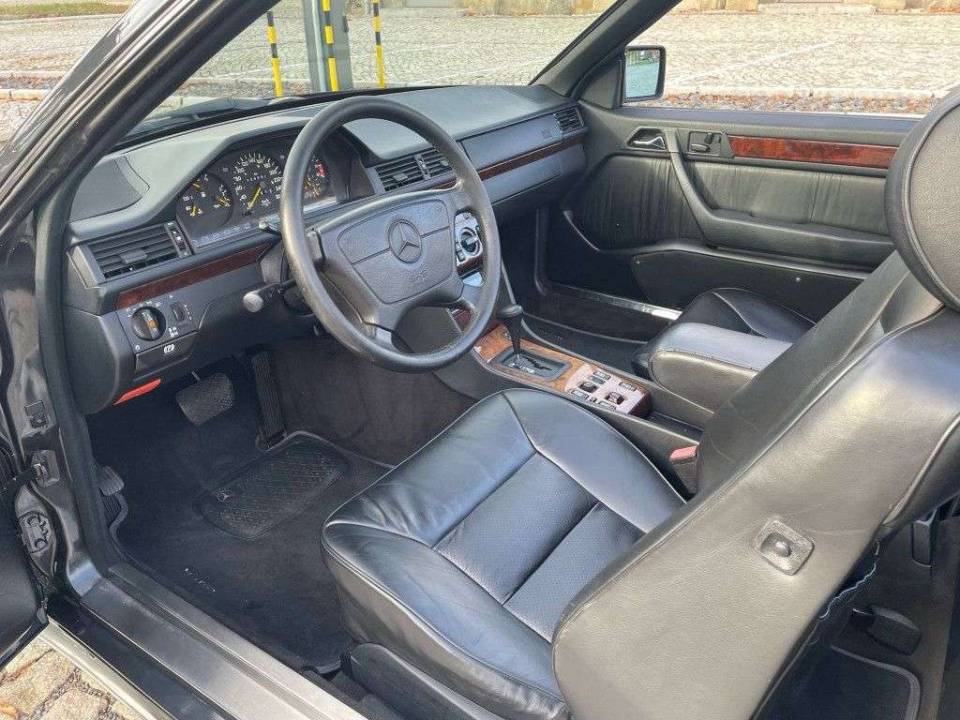 Image 13/20 of Mercedes-Benz 300 CE-24 (1993)
