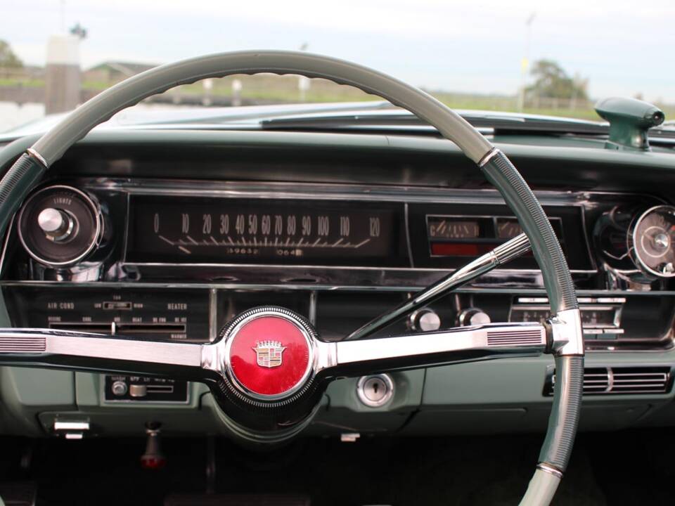 Image 17/29 of Cadillac 62 Convertible (1963)