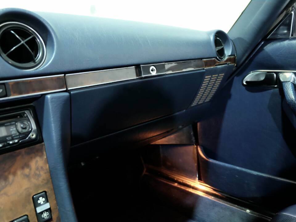 Image 17/42 de Mercedes-Benz 560 SL (1988)