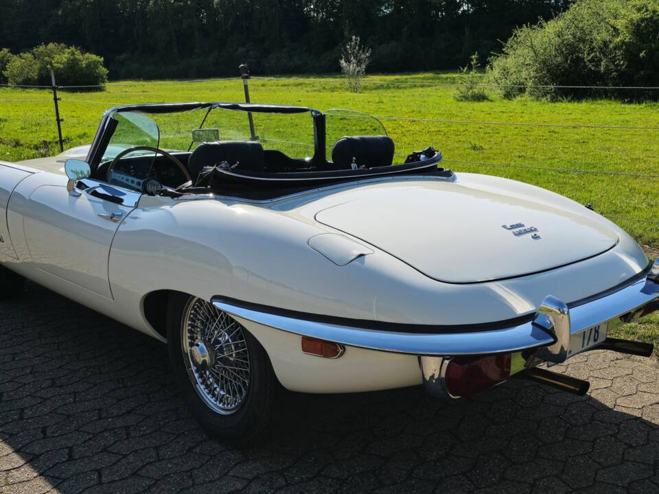 Image 40/42 de Jaguar E-Type (1970)