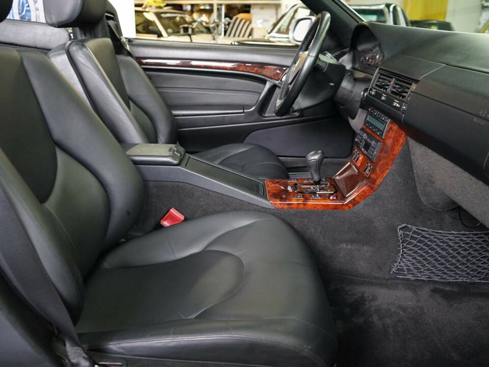 Image 19/33 of Mercedes-Benz SL 500 (2001)