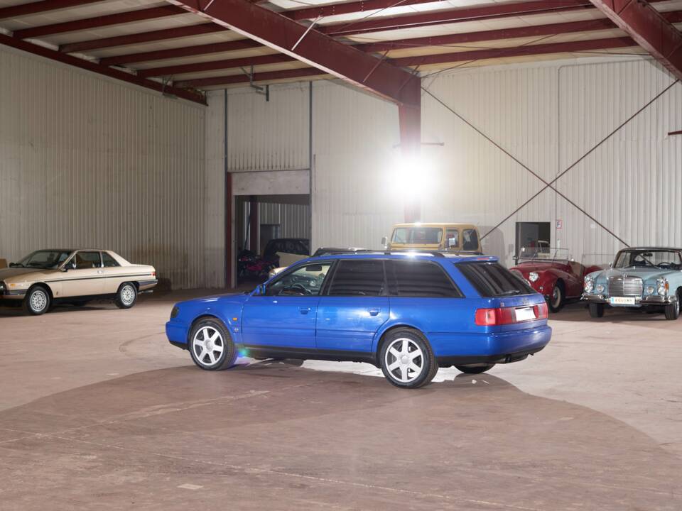 Image 32/113 of Audi S6 Plus Avant (1996)