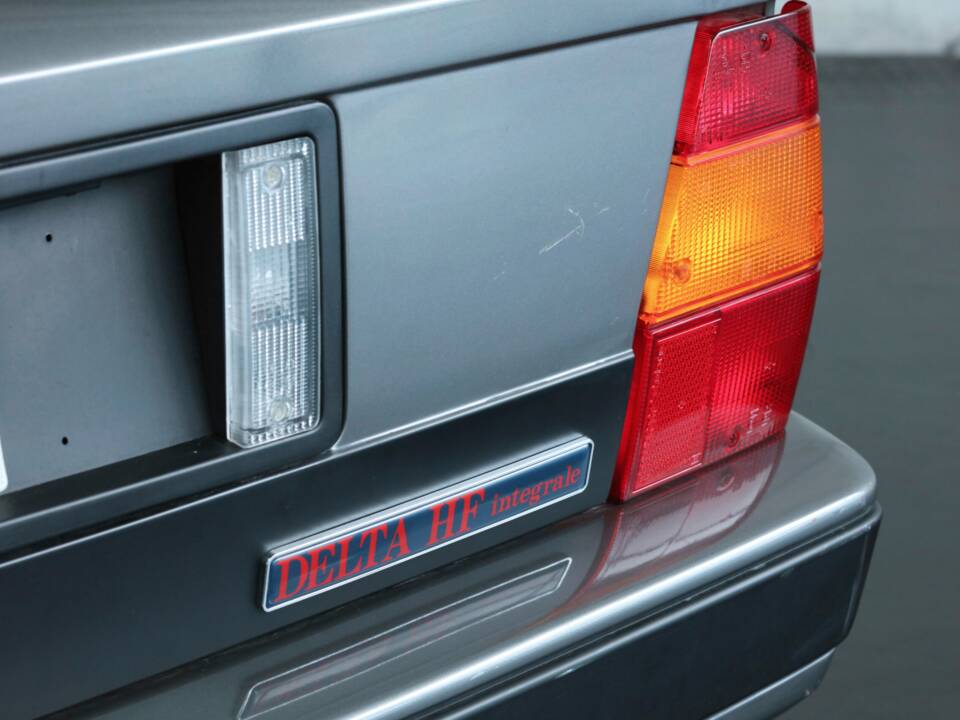 Image 19/50 of Lancia Delta HF Integrale (1988)