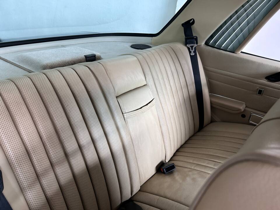 Image 13/39 de Mercedes-Benz 350 SLC (1978)