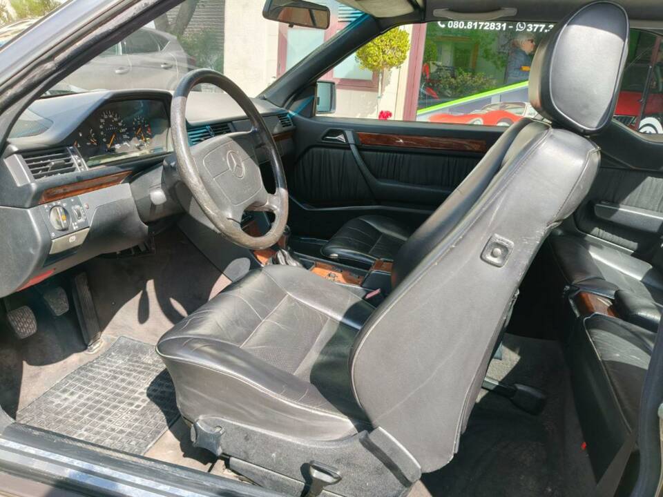 Image 19/35 of Mercedes-Benz E 200 (1995)