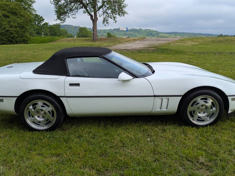 Bild 33/35 von Chevrolet Corvette Convertible (1990)