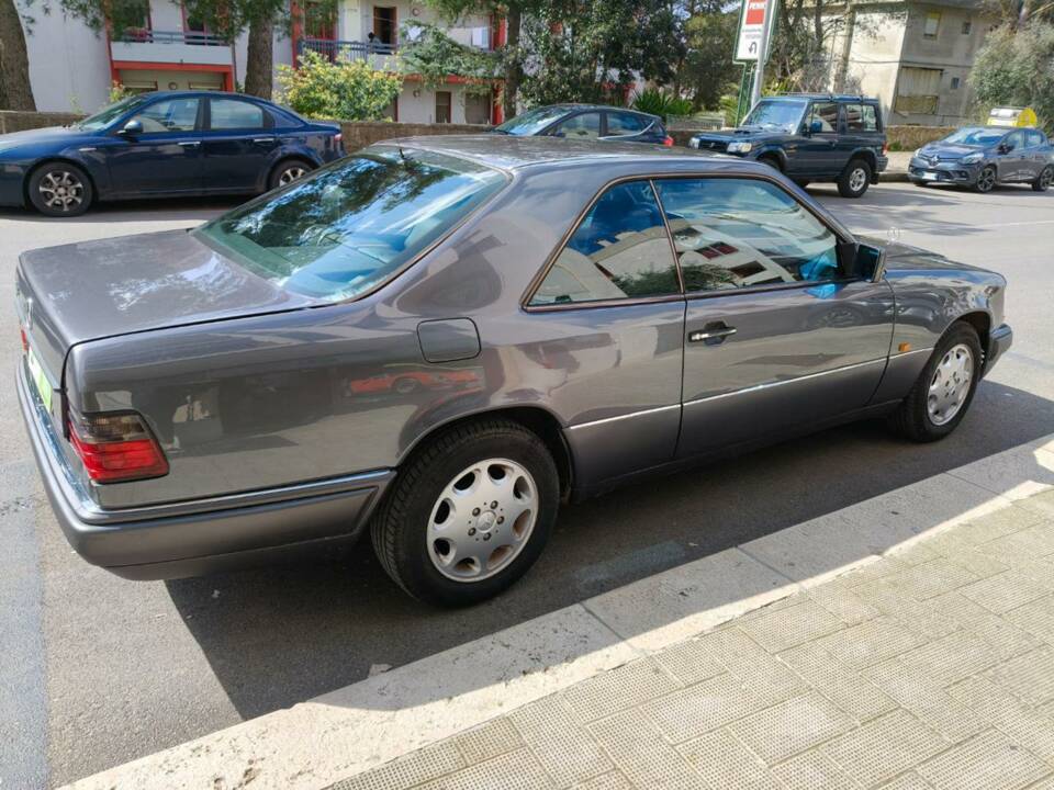Bild 25/35 von Mercedes-Benz E 200 (1995)