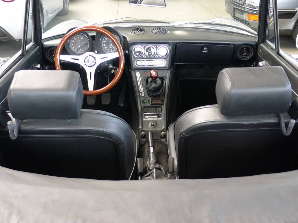 Bild 16/32 von Alfa Romeo 2000 Spider Veloce (1981)