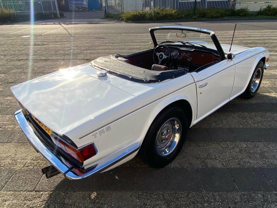 Image 7/50 of Triumph TR 6 (1976)