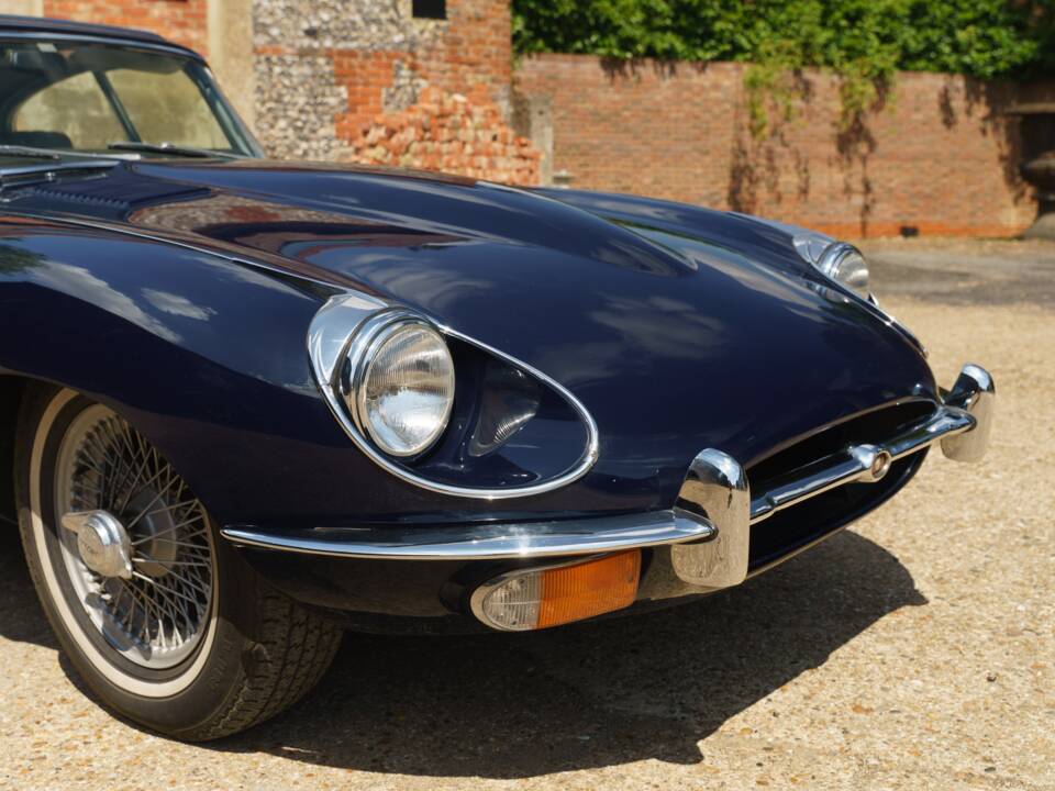 Image 14/35 de Jaguar E-Type (1968)