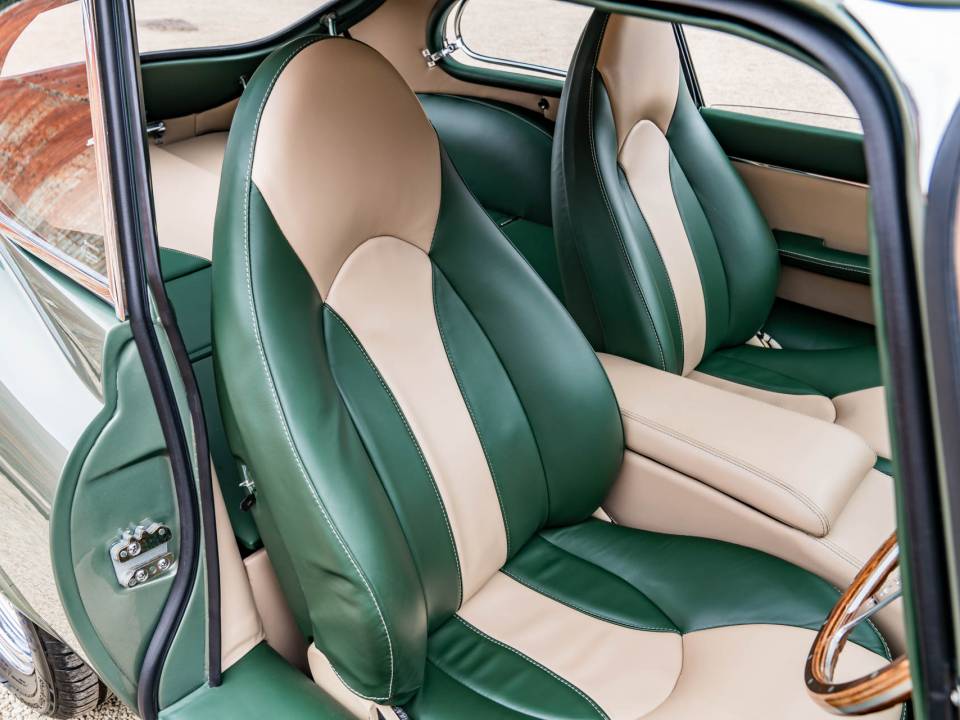 Image 45/50 of Jaguar Type E V12 (2+2) (1971)