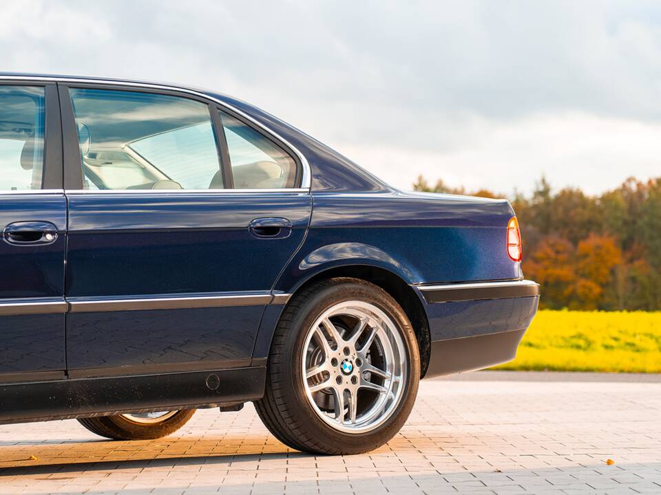 Image 7/55 of BMW 740i (1997)