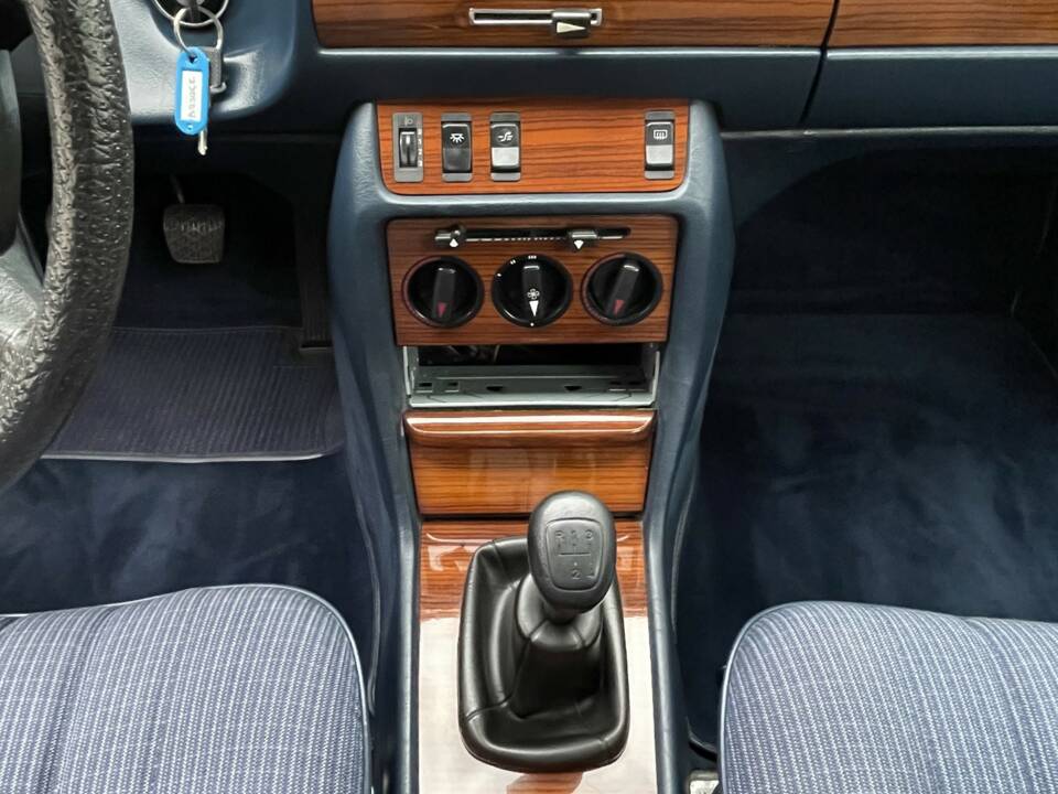 Image 20/24 de Mercedes-Benz 230 CE (1985)