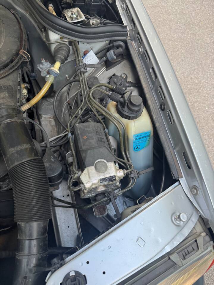 Image 28/32 of Mercedes-Benz 230 E (1987)