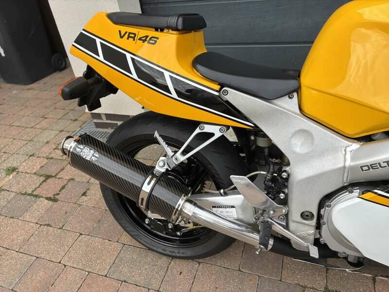 Image 18/21 of Yamaha FZR 400 (1992)