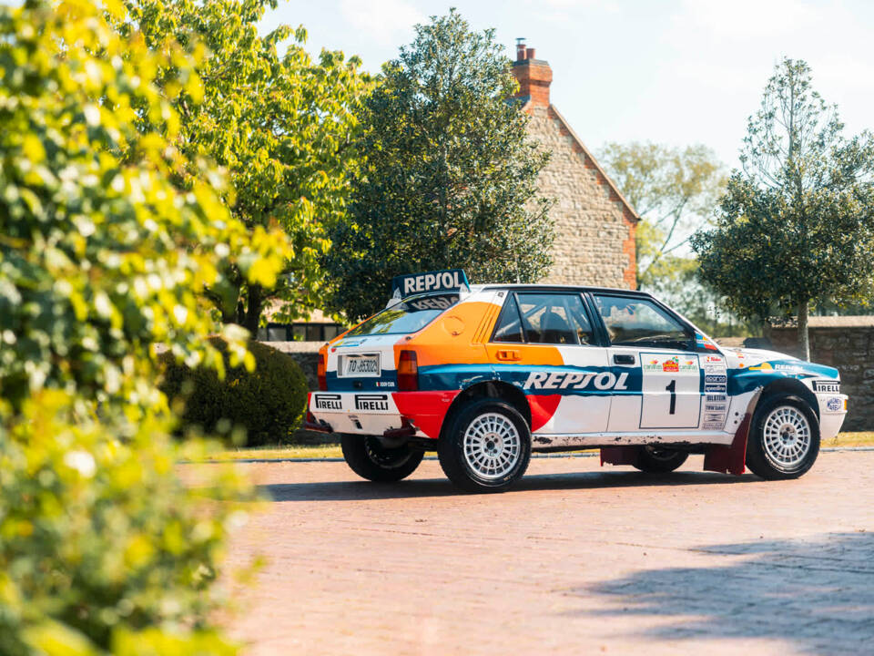 Image 6/28 of Lancia Delta HF Integrale Evoluzione I (1991)