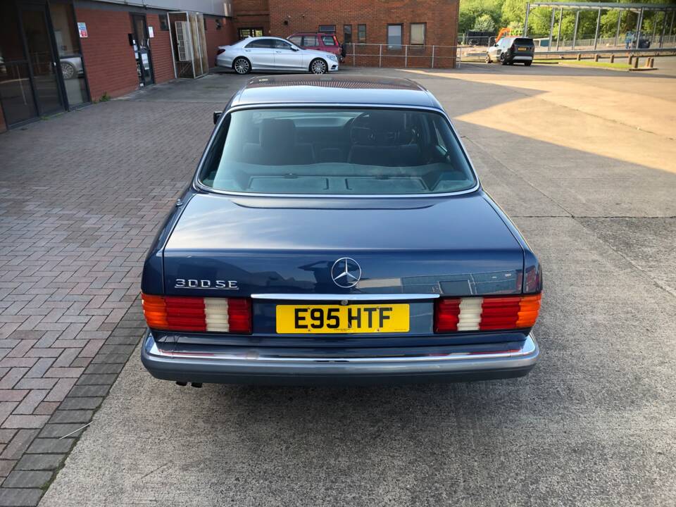 Image 8/13 of Mercedes-Benz 300 SE (1988)