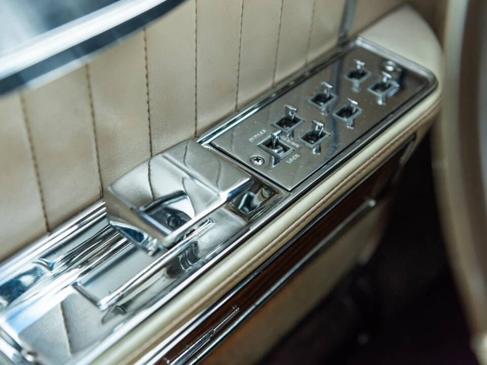 Bild 82/100 von Lincoln Continental Convertible (1965)