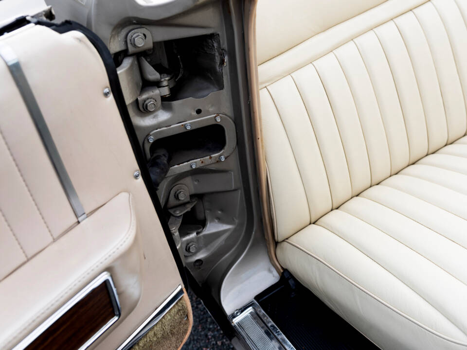 Image 44/135 of Lincoln Continental Convertible (1965)