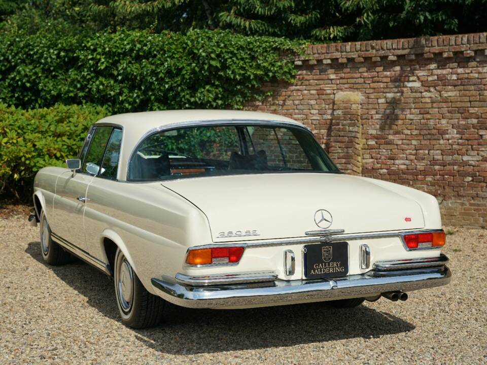 Image 6/50 de Mercedes-Benz 280 SE (1968)