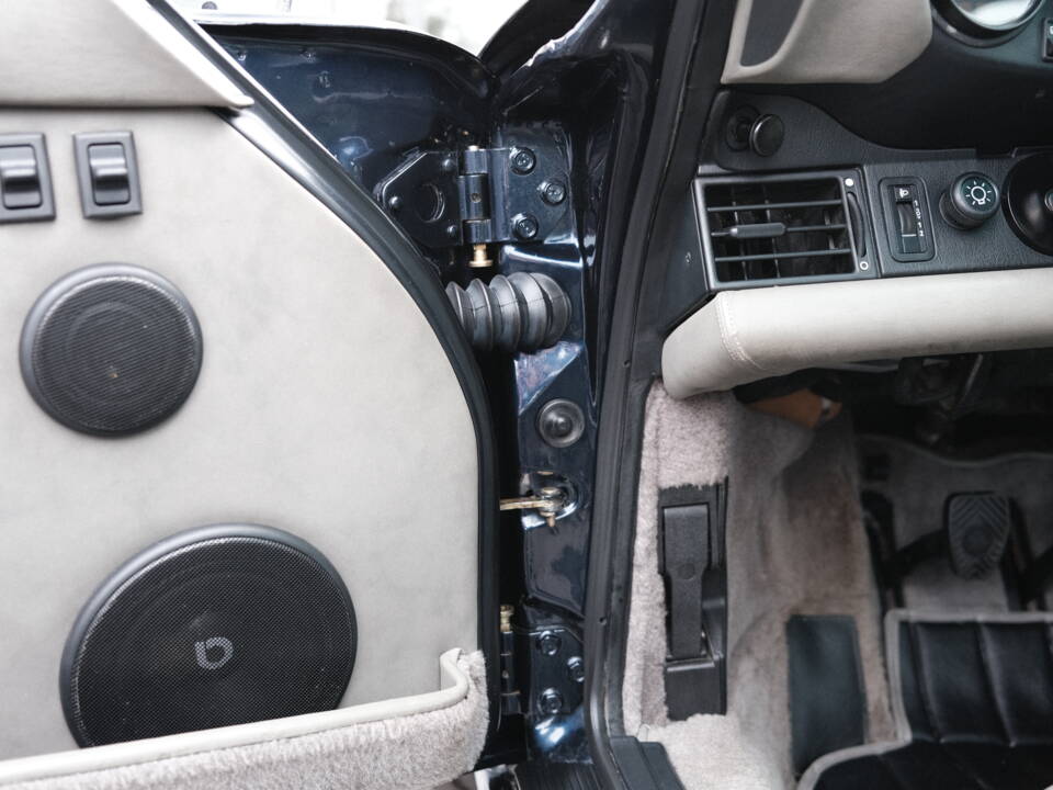 Image 89/97 of Porsche 911 Carrera 4 (1991)