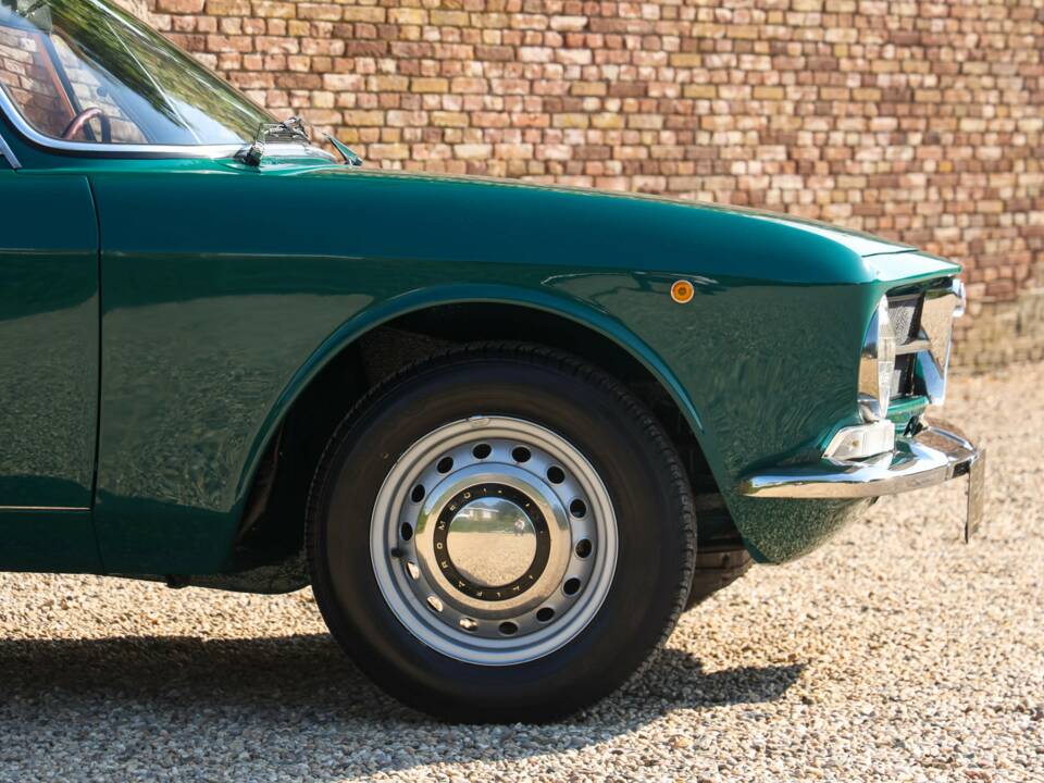 Bild 13/50 von Alfa Romeo Giulia 1300 GT Junior (1972)