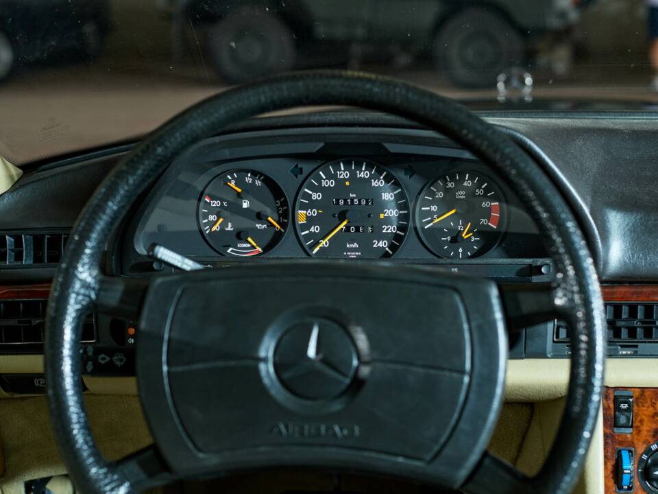 Bild 30/43 von Mercedes-Benz 380 SE (1984)