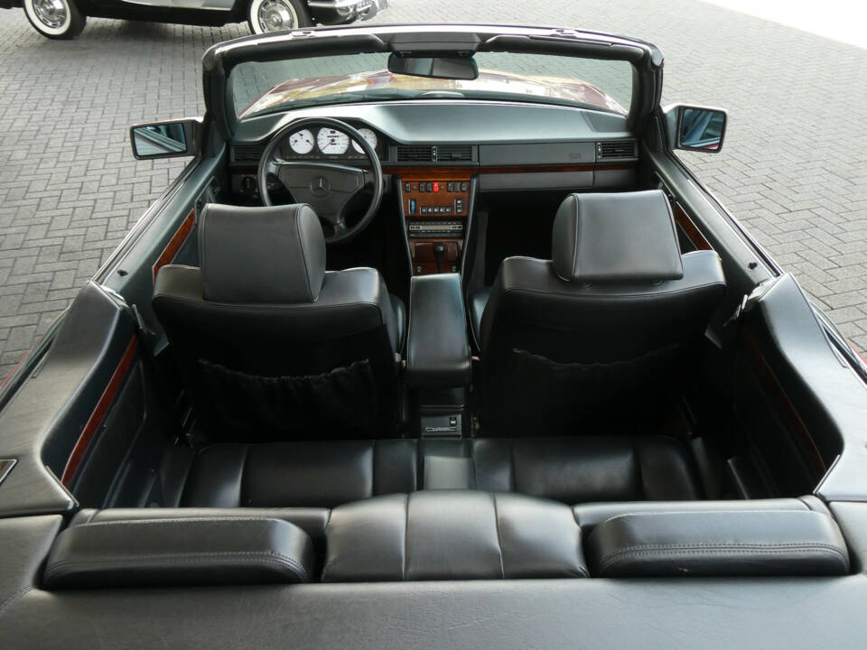 Image 16/25 of Mercedes-Benz 300 CE-24 3.4 AMG (1994)