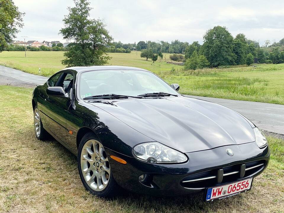 Image 2/14 of Jaguar XK8 4.0 (1999)