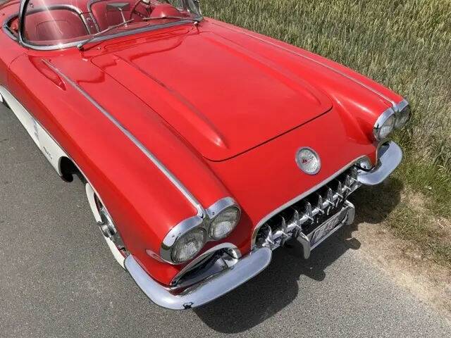 Image 4/8 of Chevrolet Corvette (1960)